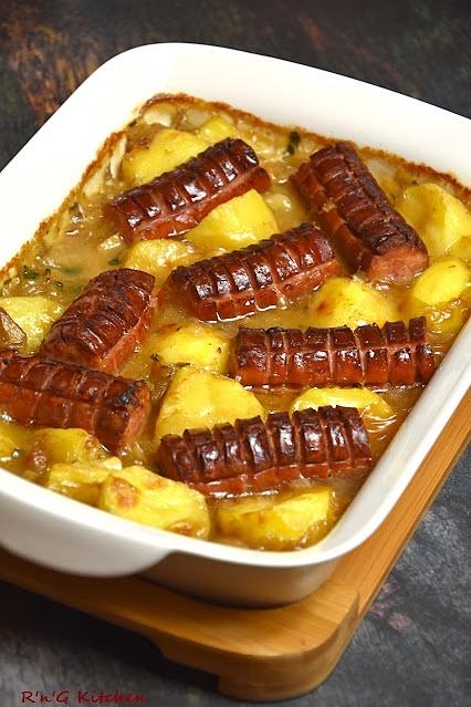 Pieczona kiełbasa w sosie grzybowym