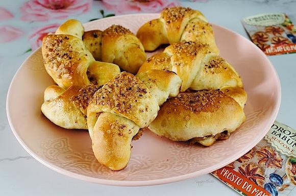 Mięciutkie drożdżowe rogaliki z cukrem różanym
