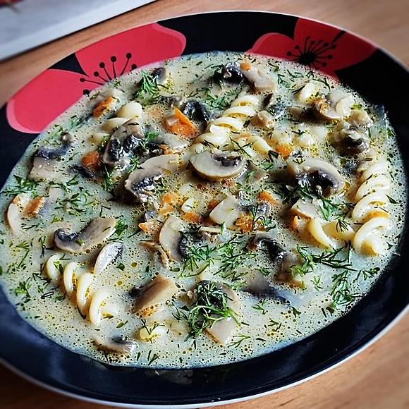 Zupa grzybowa z makaronem - prosty przepis na ciepły obiad