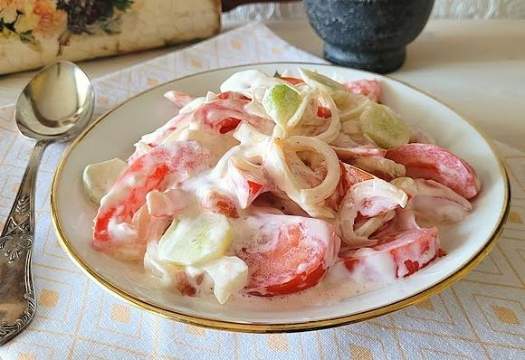 Sałatka z pomidora i ogórka w gęstej śmietanie