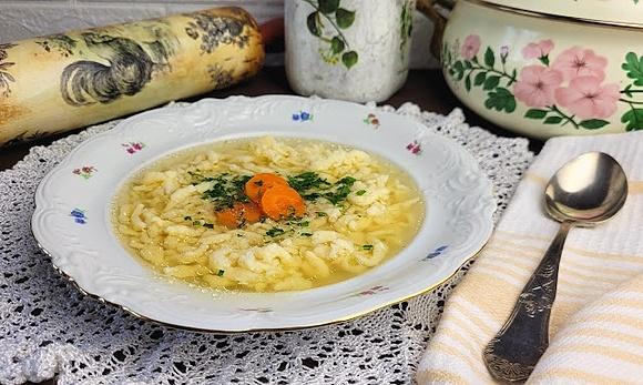 Rosół z lanymi kluskami