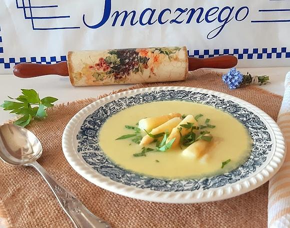 Zupa krem z białych szparagów z lubczykiem