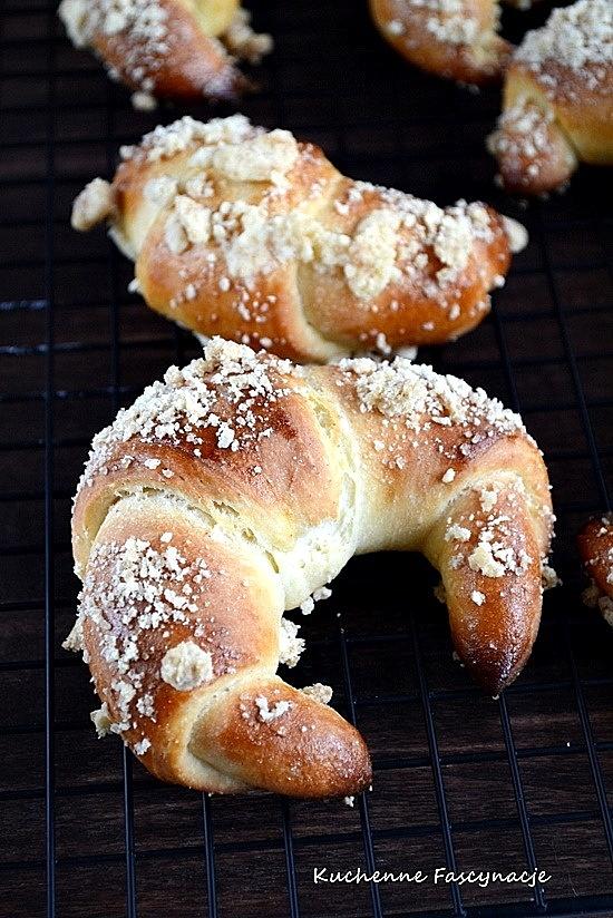 Rogaliki drożdżowe z kruszonką
