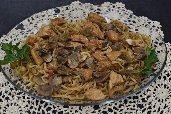 Makaron chow mein z kurczakiem