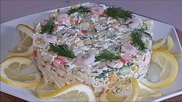 Sałatka z surimi i krewetkami