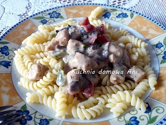 Kurczak z pieczarkami i papryką