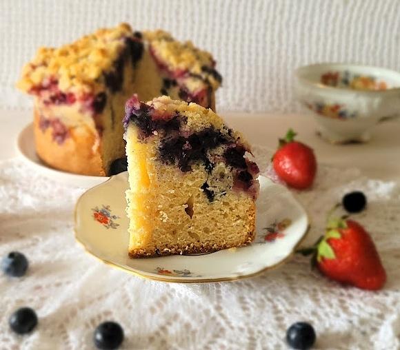 Ekspresowa babka jogurtowa z owocami i kruszonką