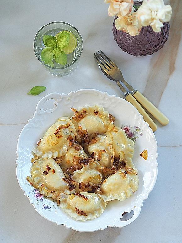 Pierogi z ziemniakami fetą i cebulową okrasą