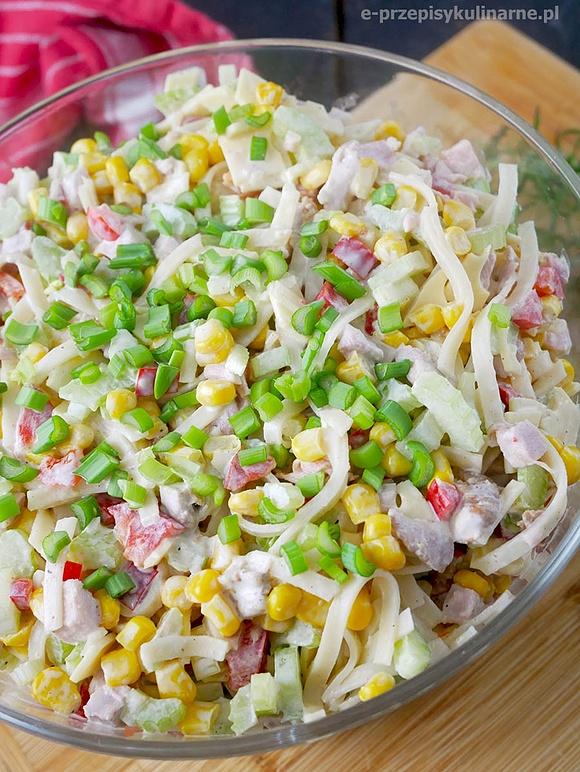 Sałatka z makaronem chow mein i selerem naciowym