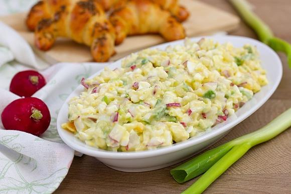 Pasta kanapkowa z awokado, jajka i rzodkiewki