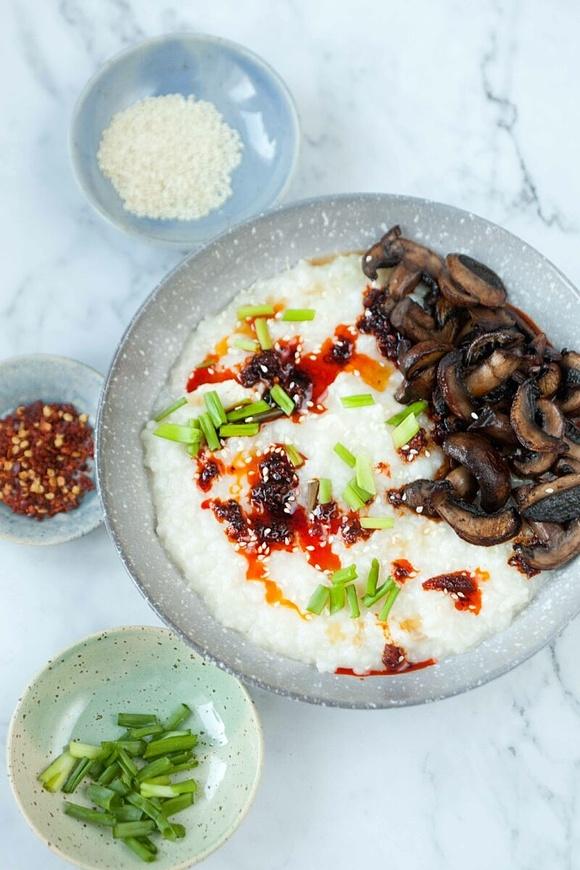 Koreańskie congee z kurczakiem i ryżem