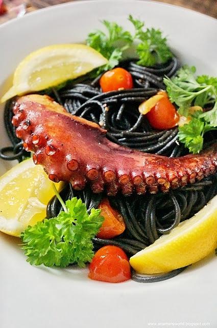 Czarne spaghetti z pomidorkami, czosnkiem i ośmiornicą