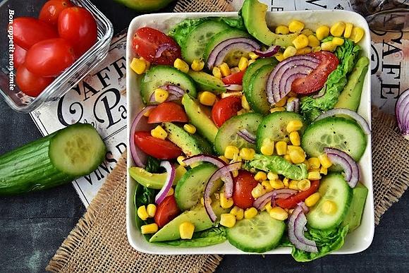 Sałatka z avocado, ogórkiem i kukurydzą
