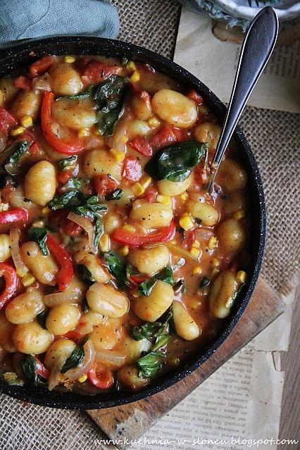 Kremowe gnocchi w sosie pomidorowo-paprykowym z kukurydzą i szpinakiem