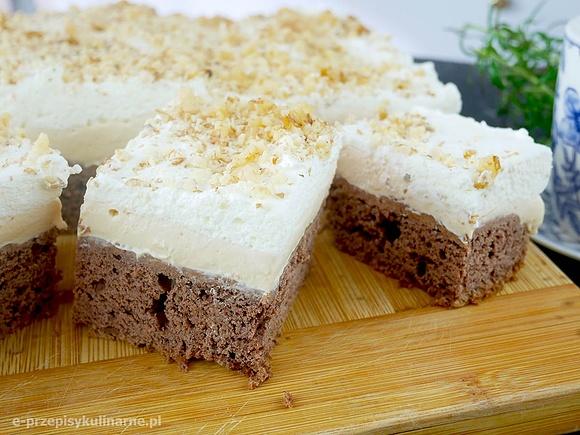 Ciasto bananowe z kremem kajmakowym i bitą śmietaną