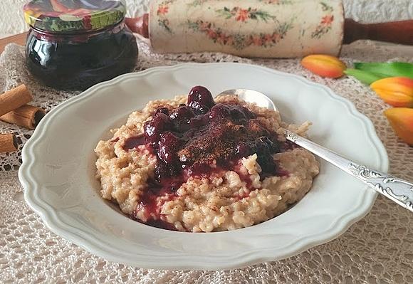 Owsianka z wiśniową frużeliną