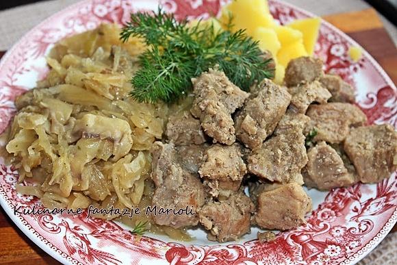 Smażonka z mięsa i kapusta z pieczarkami