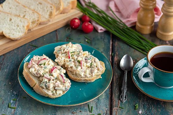 Pasta jajeczna z rzodkiewką i szczypiorkiem