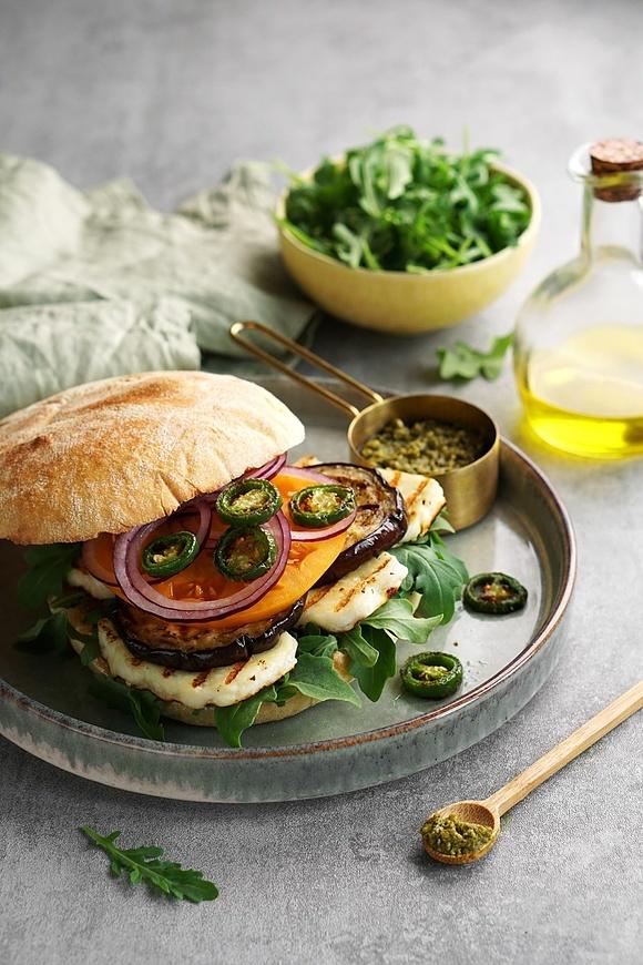 Kanapka z zielonym pesto, grillowanym bakłażanem i jalapeno