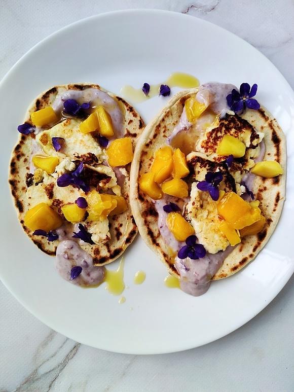 Jogurtowe chlebki z fiołkowym jogurtem serem paneer i mango