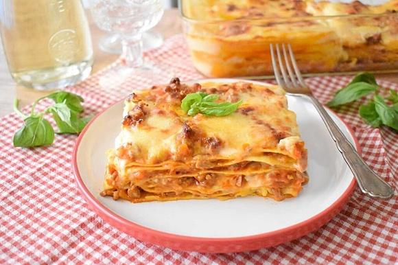Tradycyjna lasagne z sosem mięsnym alla Ferrarese