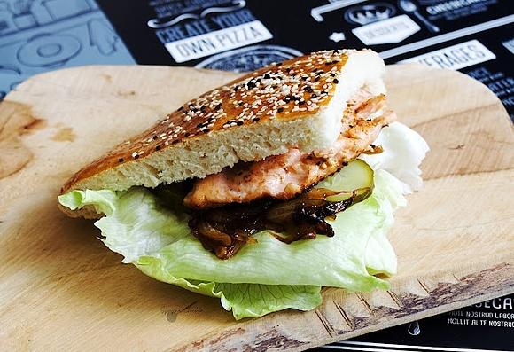 Fishburger z pstrągiem tęczowym i karmelizowaną cebulą