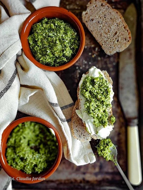 Pesto z czosnku niedźwiedziego i orzeszków pinii