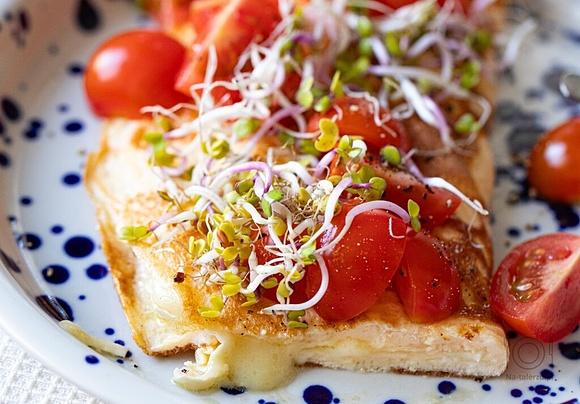 Puszysty omlet z serem camembert