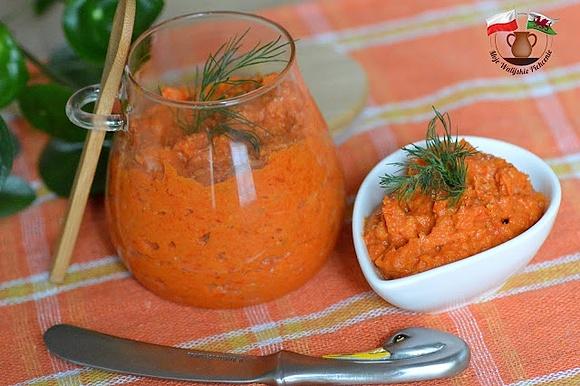 Pasta z pieczonej papryki z warzywami i kaszą jaglaną