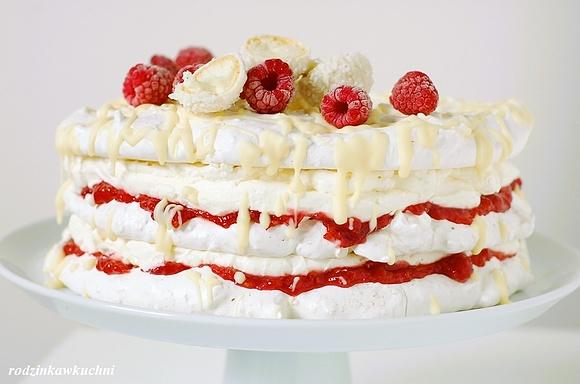 Bezowy tort kokosowy z malinami
