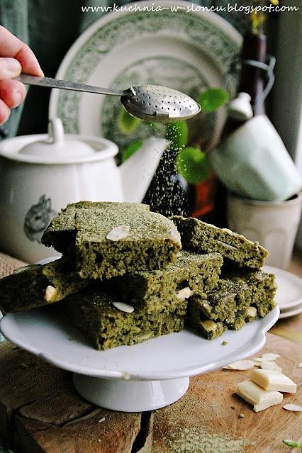 Matcha brownie z migdałami i białą czekoladą
