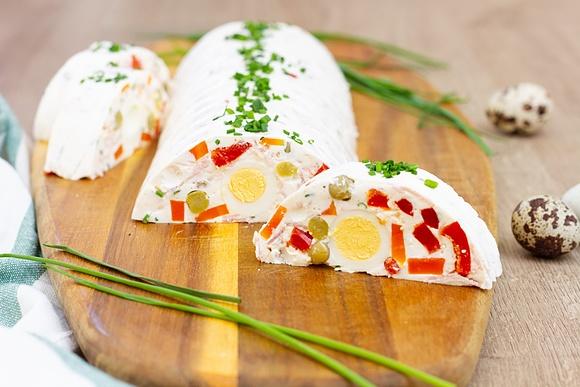 Terrina wielkanocna z warzywami, szynką i jajkiem
