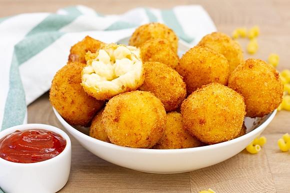 Kulki mac & cheese z chrupiącą panierką i serowym środkiem