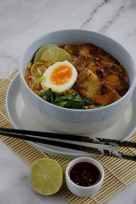 Ramen red curry z chrupiącym tofu i jajkiem