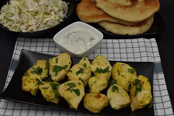 Kurczak Tandoori z sosem raita z ogórkiem
