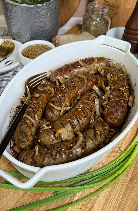 Biała kiełbasa pieczona z cebulą