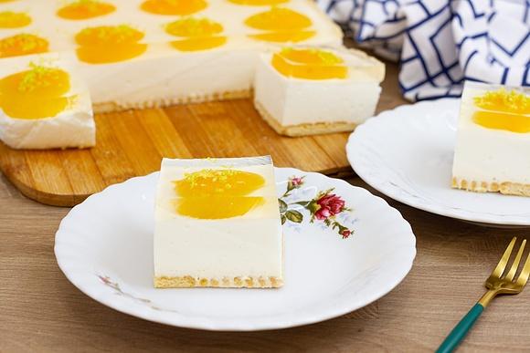 Ciasto z twarogiem galaretką i owocami