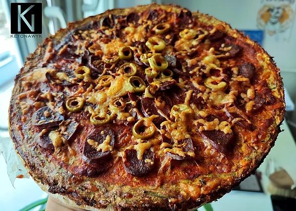 Keto pizza na spodzie z cukinii, jajek i sera