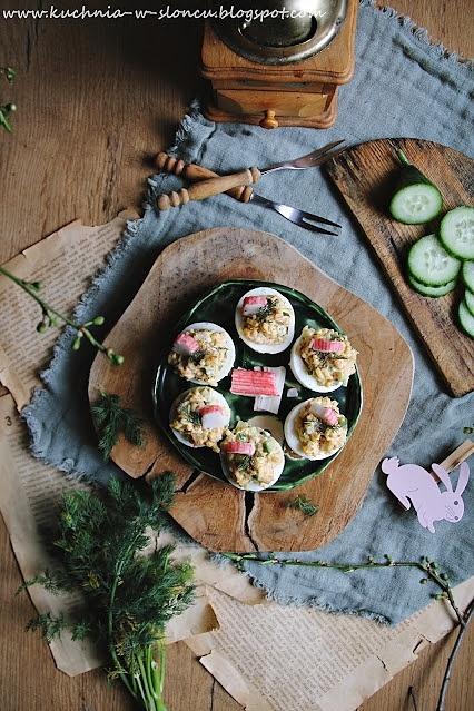 Pikantne jajka faszerowane surimi i ogórkiem