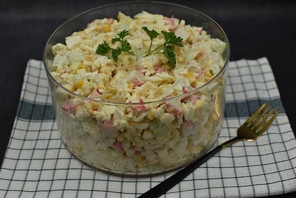 Sałatka świąteczna z paluszkami Surimi