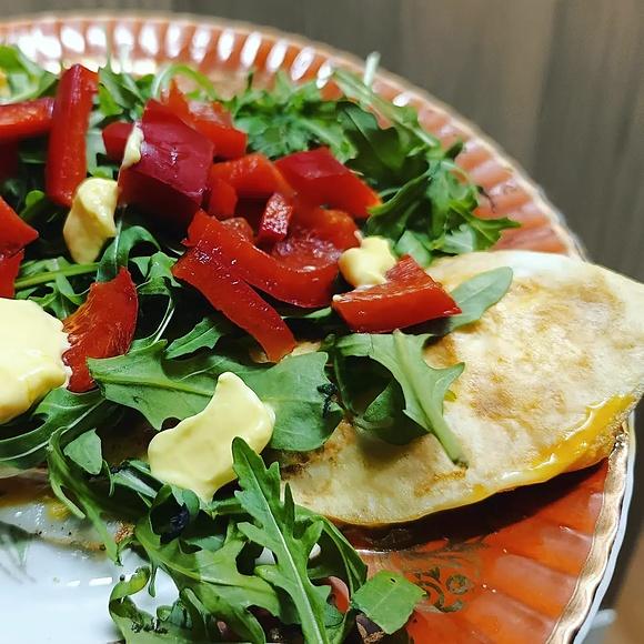 Naleśnik z jajek sadzonych i serową skórką keto