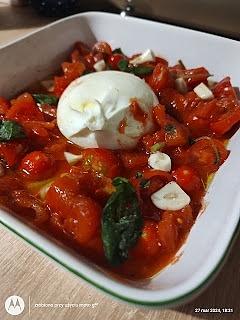 Pieczone pomidorki koktajlowe z burratą