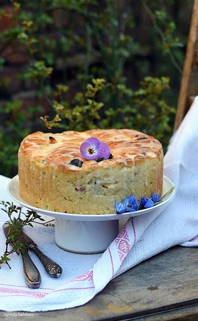 Babka drożdżowa z morelami i śliwkami