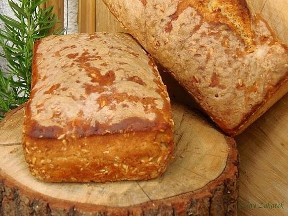 Chleb żytni z mąką orkiszową, jabłkiem i ziarnami owsa