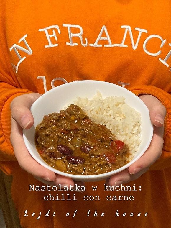 Nastolatka w kuchni chilli con carne