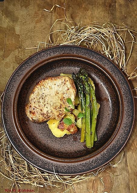 Kotlet schabowy sauté z ziemniakami i szparagami
