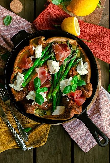 Ziołowy Dutch baby ze szparagami, szynką serrano i serem kozim