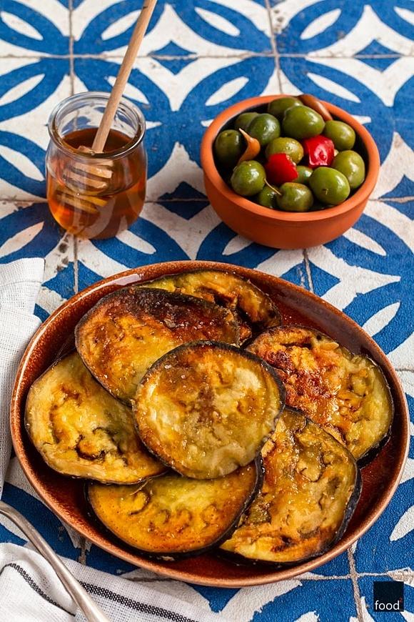 Smażone bakłażany z miodem – andalujska przystawka
