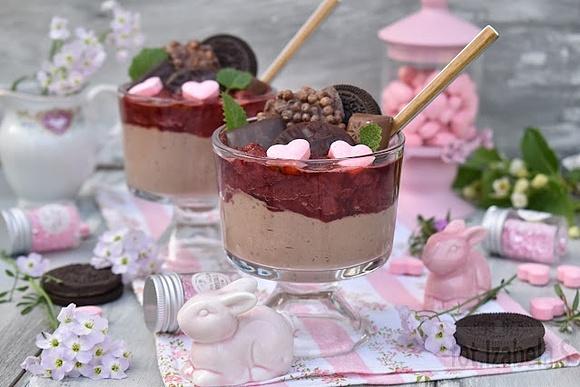 Jogurtowy pudding z chia i musem truskawkowym