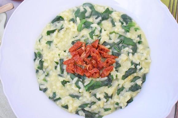 Risotto ze szpinakiem i suszonymi pomidorami